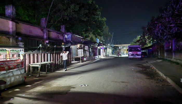 শৈলকুপায় সন্ধ্যার পর নিস্তব্ধ ব্যবসায়িক পাড়া: ৭টার মধ্যেই বন্ধ হয়েছে দোকানের ঝাঁপ