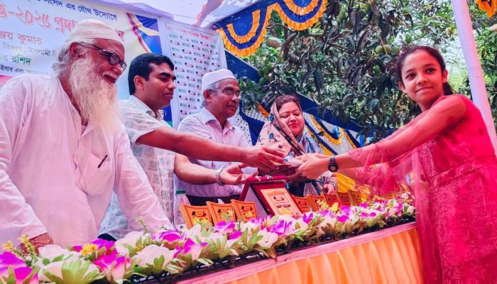 শৈলকুপায় আড়ম্বরপূর্ণ অনুষ্ঠানে ভাষা সৈনিক এম আব্দুল লতিফ শিক্ষাবৃত্তি প্রদান সম্পন্ন